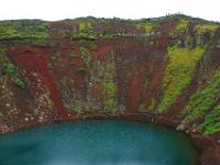 Touristen am Kerið Krater mit grünschimmernden See